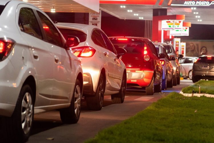 Equipes do Procon fiscalizam postos após novo aumento no preço dos combustíveis