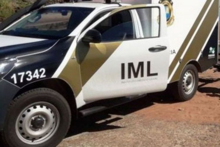 Homem de 35 anos é morto a tiros na frente de casa