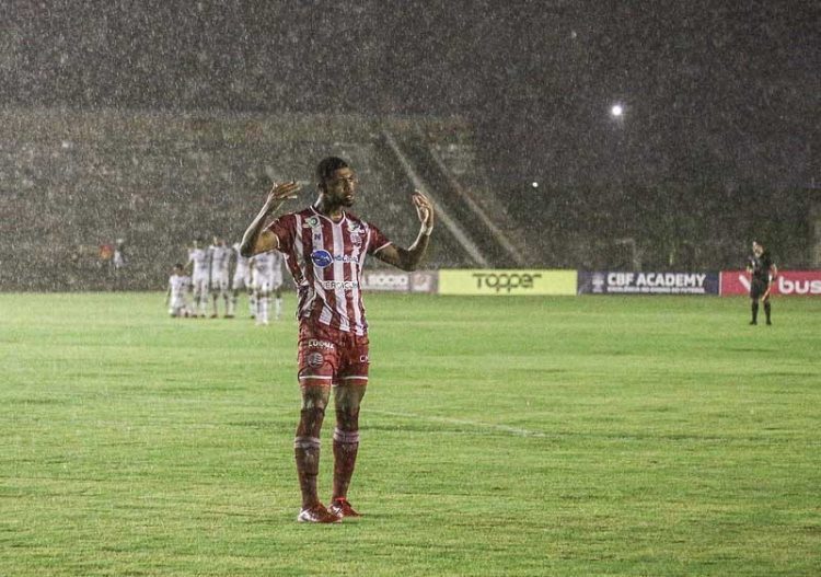 Nos pênaltis, Juninho marca gol e ajuda Náutico se classificar para a semifinal