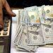 Dólar acompanha exterior e tem leve queda ante real