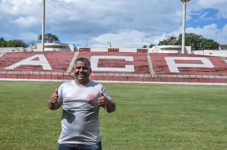 Ex-lateral esquerdo do Vermelhinho, Naia acompanha treino do ACP Sub-20