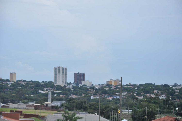 Nuvens permanecem no céu de Paranavaí  e pode voltar a chover nesta sexta-feira