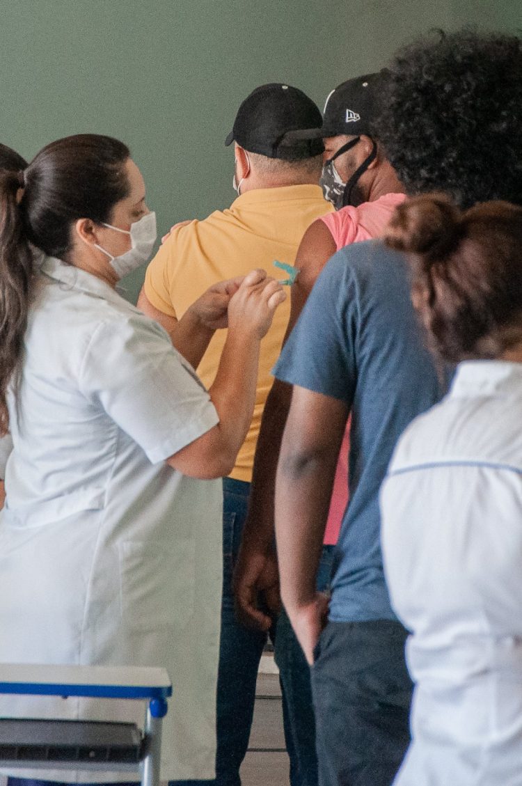 Mais de 12 mil doses de vacina contra Covid podem vencer até 30 de abril se não forem aplicadas