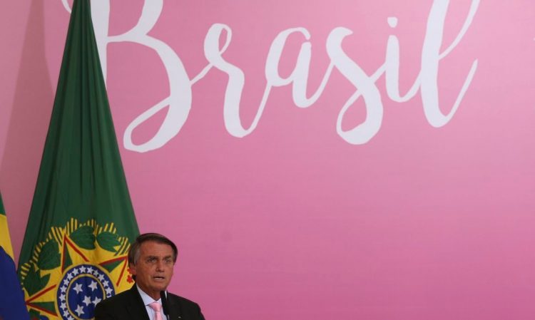 Governo lança programas de proteção e incentivo às mulheres