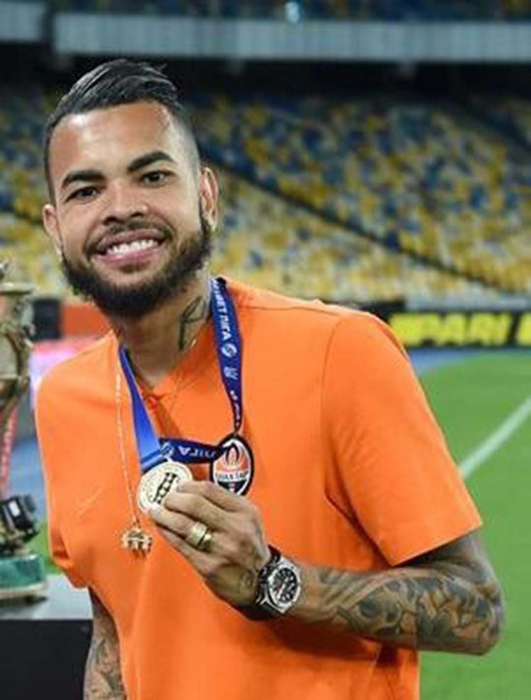 Ceará oficializa a contratação de Dentinho