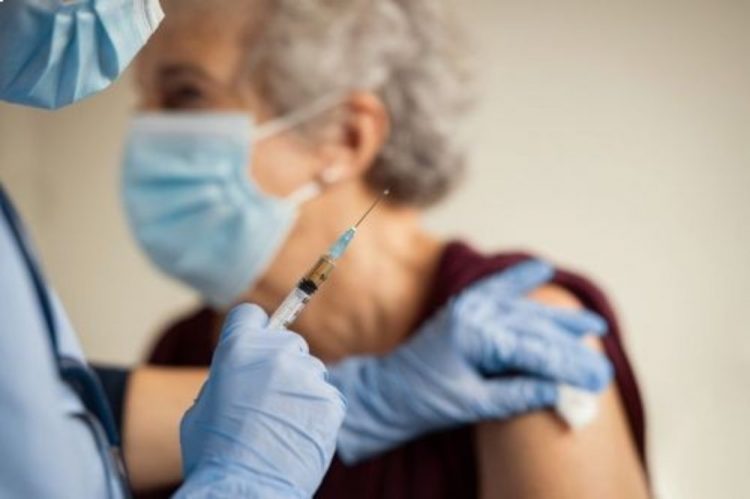 Idosos com mais de 80 anos começam a receber 4ª dose da vacina neste sábado