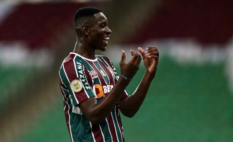 Após negócio que irritou torcida, Luiz  Henrique corre para jogar pelo Flu