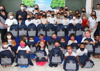 Alunos da rede municipal ganham mochilas escolares