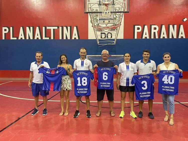 Prefeitura entrega uniformes para alunos da Escolinha de Futsal