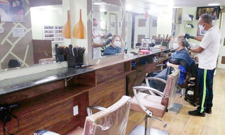 Setor de serviços recua 0,1% em janeiro, diz IBGE