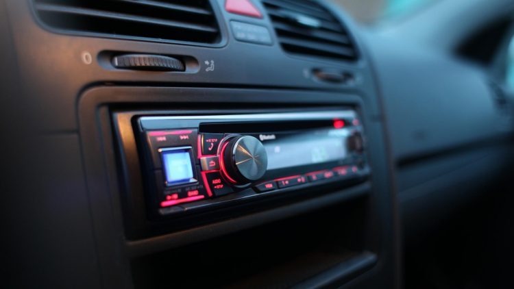 Música alta no carro faz mal para a audição