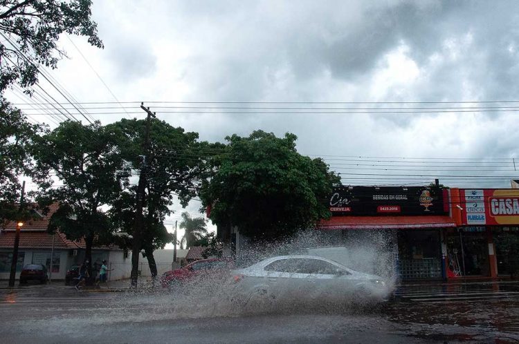 Área de instabilidade deixa o tempo chuvoso o dia todo em Paranavaí