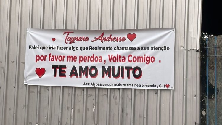 “Sem volta”, diz jovem mencionada em faixa com pedido de desculpas do ex-namorado