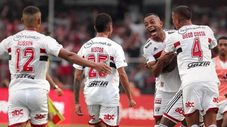 São Paulo vence Corinthians e busca primeiro título com Ceni