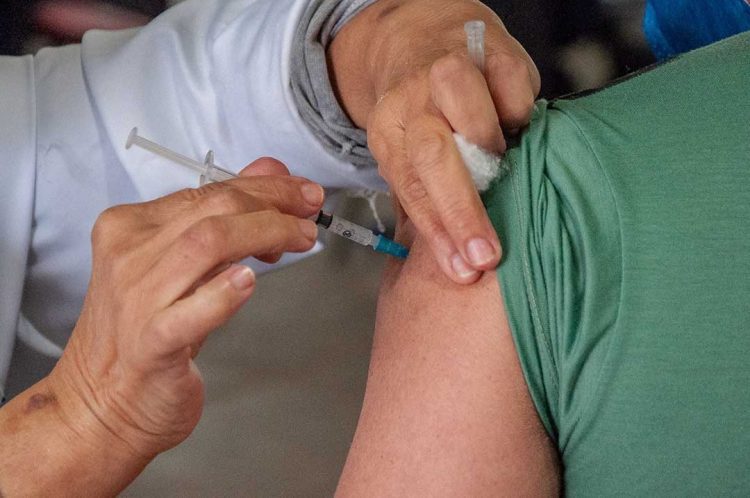 Vacinação contra a Covid-19 segue nesta segunda-feira no Centro de Eventos de Paranavaí