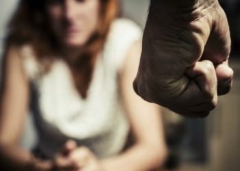 Homem agride esposa por jantar não estar pronto