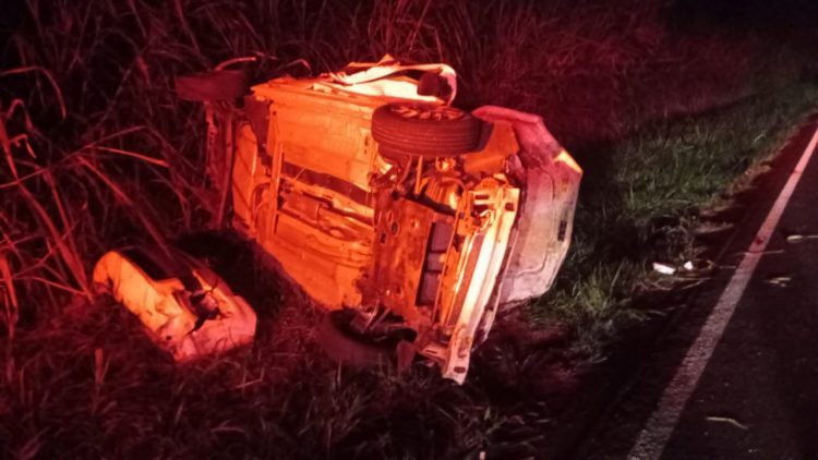 Homem morre após ser ejetado  do veículo em acidente na PR-492
