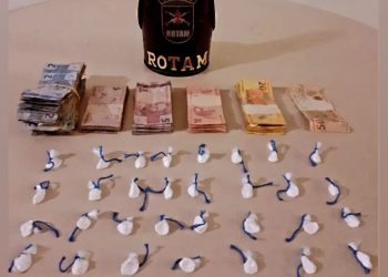 Com valor de R$ 20 cada, porções de  cocaína são encontradas em lanchonete