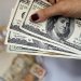 Dólar cai a R$ 4,70 e fica perto de cotação anterior à pandemia