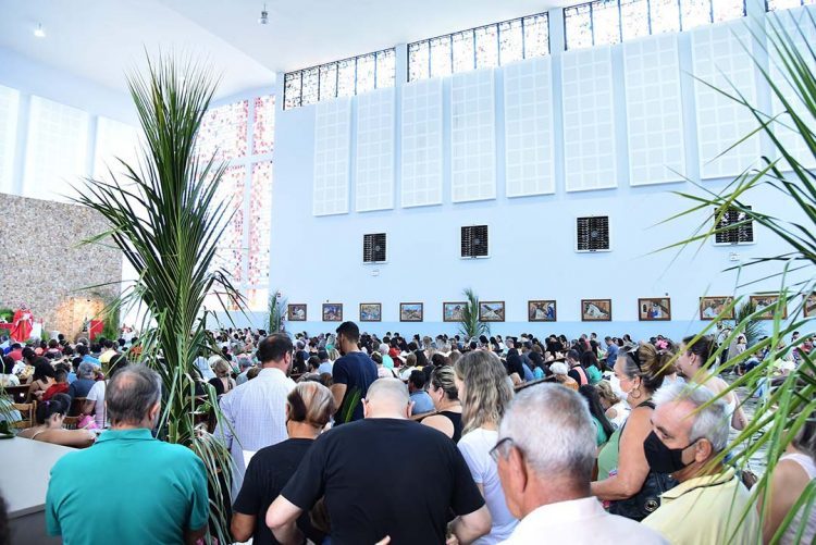 Católicos iniciam a celebração que culmina na Páscoa