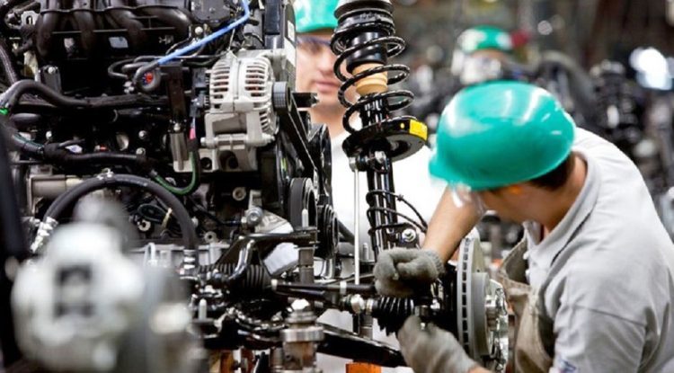 Produção industrial sobe 0,7% em fevereiro, mas segue abaixo do pré-pandemia