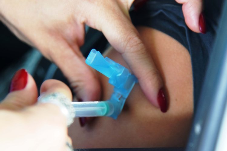 Mais de meio milhão de vacinas contra  a gripe já foram aplicadas no Paraná