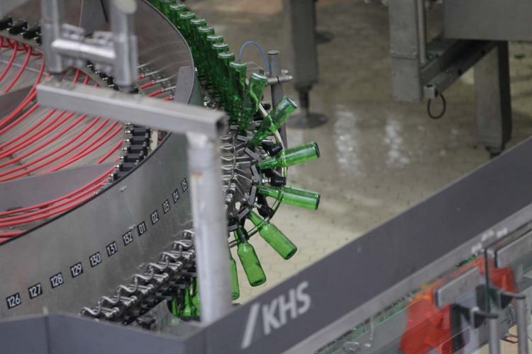 Setores de bebidas, automotivo, máquinas e equipamentos garantem crescimento da produção industrial em fevereiro