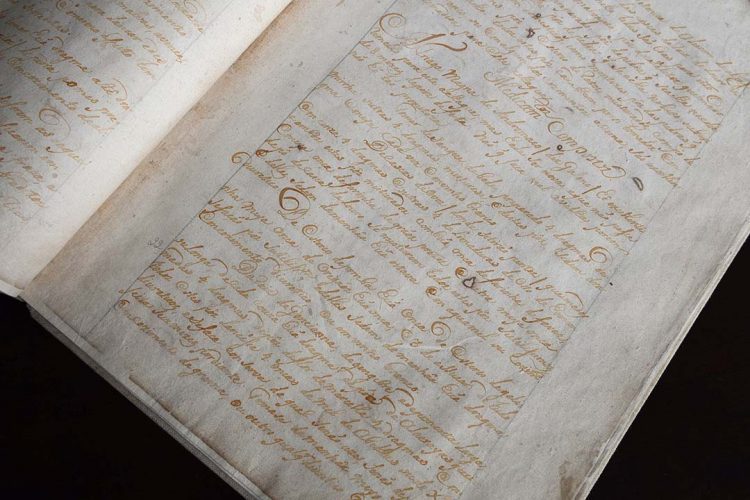 Pela primeira vez no Paraná, documento jesuíta raro é exposto no Museu Paranaense