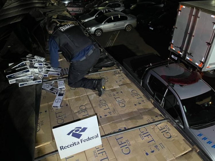 Receita Federal apreende carreta com  300 mil maços de cigarros estrangeiros