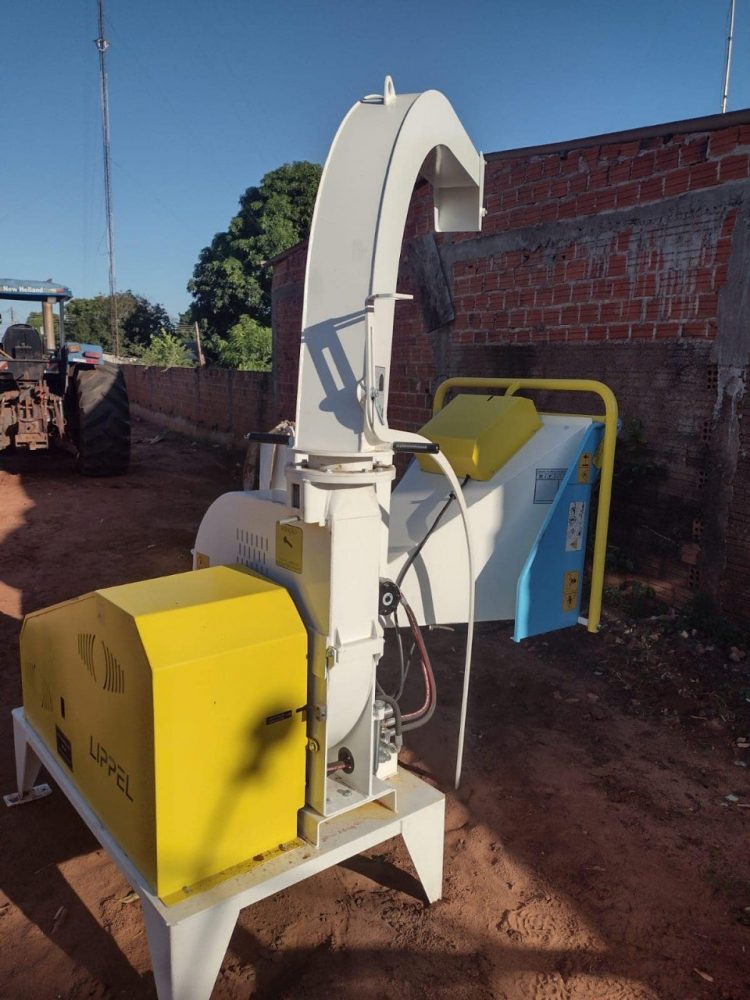 Município recebe triturador de galhos do Governo do Estado