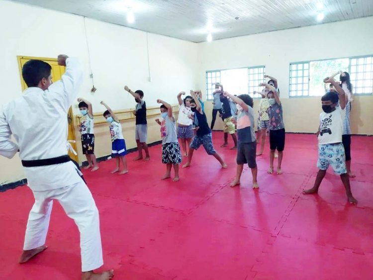 Município inicia oficina de karatê para crianças e adolescentes