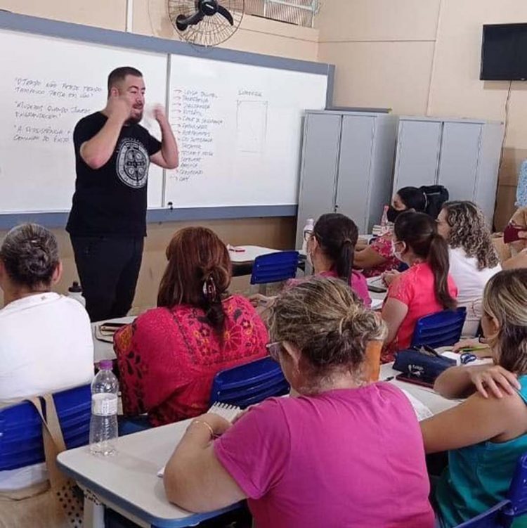 Município promove formação continuada para  aplicação da lousa digital nas escolas municipais