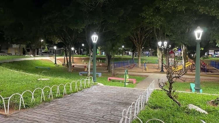 Município instala luminárias de LED nas praças