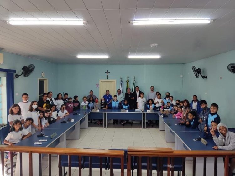 Alunos do 4º ano da Escola Municipal Porto Rico visitam os poderes Executivo e Legislativo