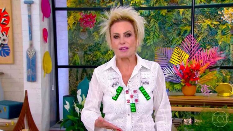 Ana Maria Braga usa colar de remédios para protestar contra reajuste