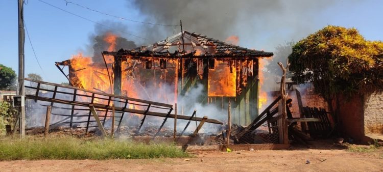 Incêndio deixa casa de madeira totalmente destruída em Alto Paraná