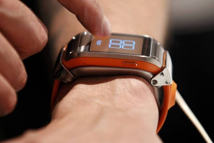 Novo estudo da USP monitora Covid longa usando relógio inteligente