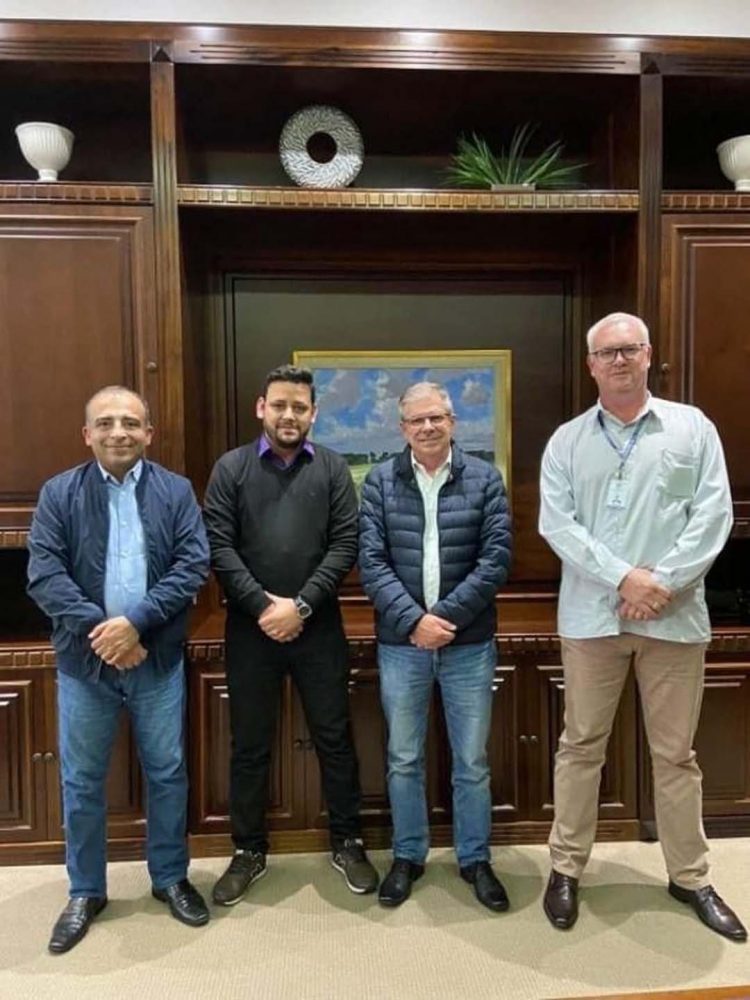 Prefeito Alex Fernandes participa de reunião na Cohapar em busca de mais moradias para o município