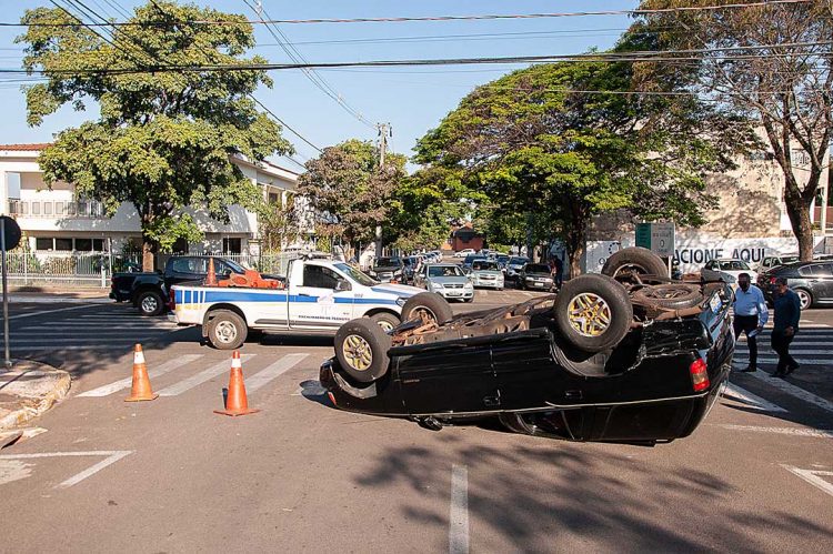 Carro capota após batida no cruzamento da Rua Pernambuco com a Pará