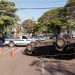 Carro capota após batida no cruzamento da Rua Pernambuco com a Pará