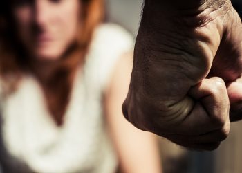 Homem agride esposa e ameaça policiais com faca