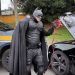 ‘Batman’ fica sem bateria no batmóvel e pede ajuda a policiais