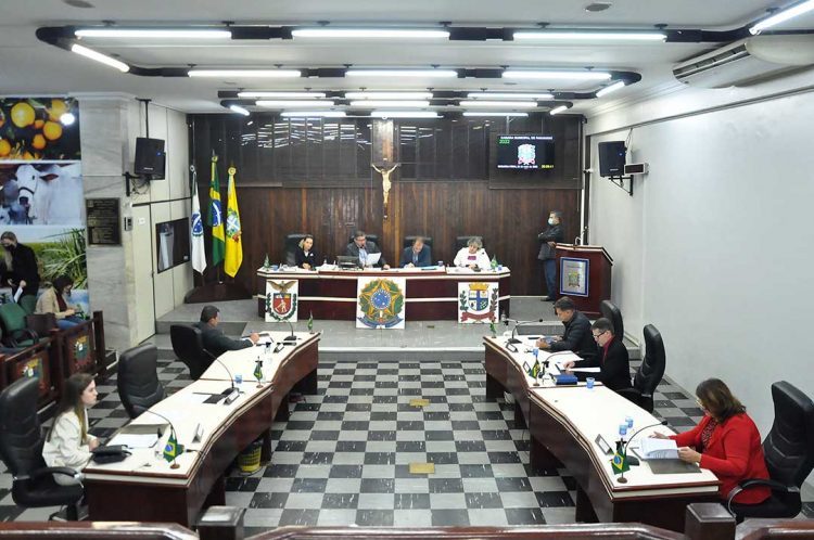 Por maioria de votos, Câmara de Vereadores rejeita denúncia contra prefeito
