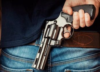 Homem tem caminhonete levada por assaltante armado