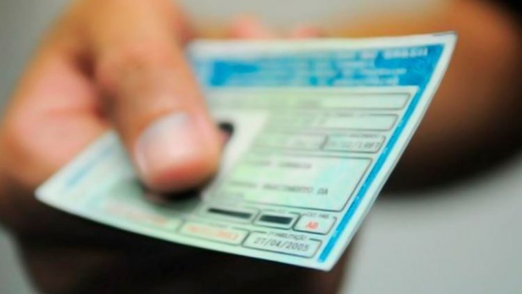 Motorista com CNH irregular se envolve em acidente