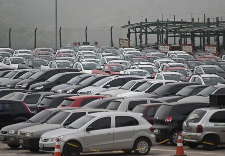 Venda de carros melhora em abril, mas queda chega a 21,4% no quadrimestre