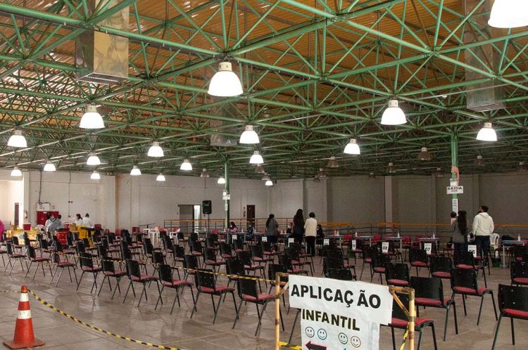 Hoje é o último dia de vacinação em massa no Centro de Eventos de Paranavaí