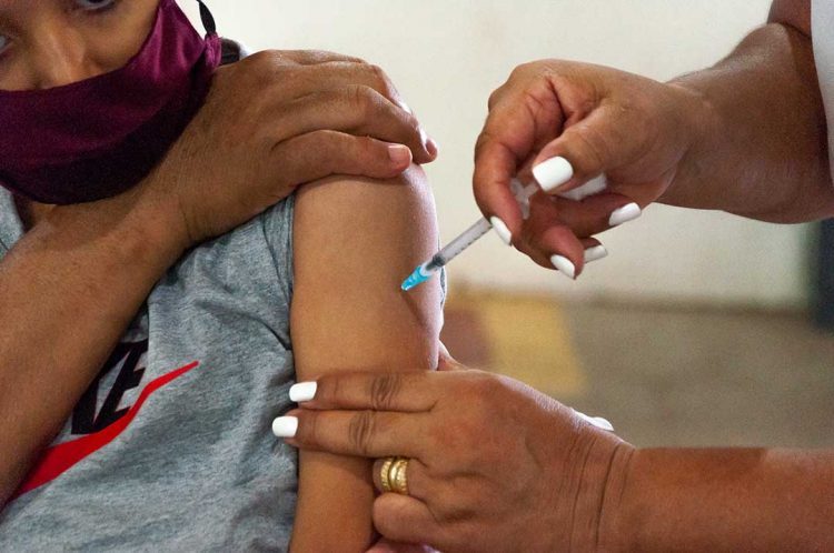 Vacinação contra Covid para maiores de 12 anos está suspensa