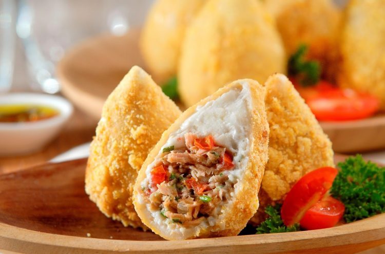 Sabia que hoje é o dia nacional da coxinha? Descubra de onde ela vem!