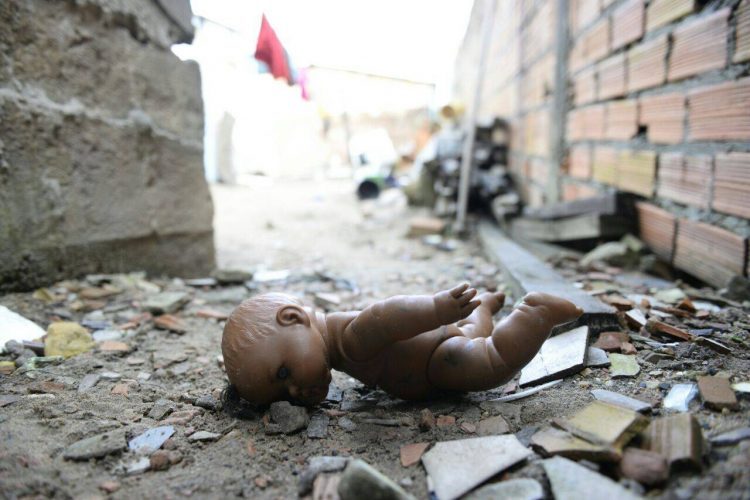 Crianças de 02 e 09 anos são abandonadas pela própria mãe